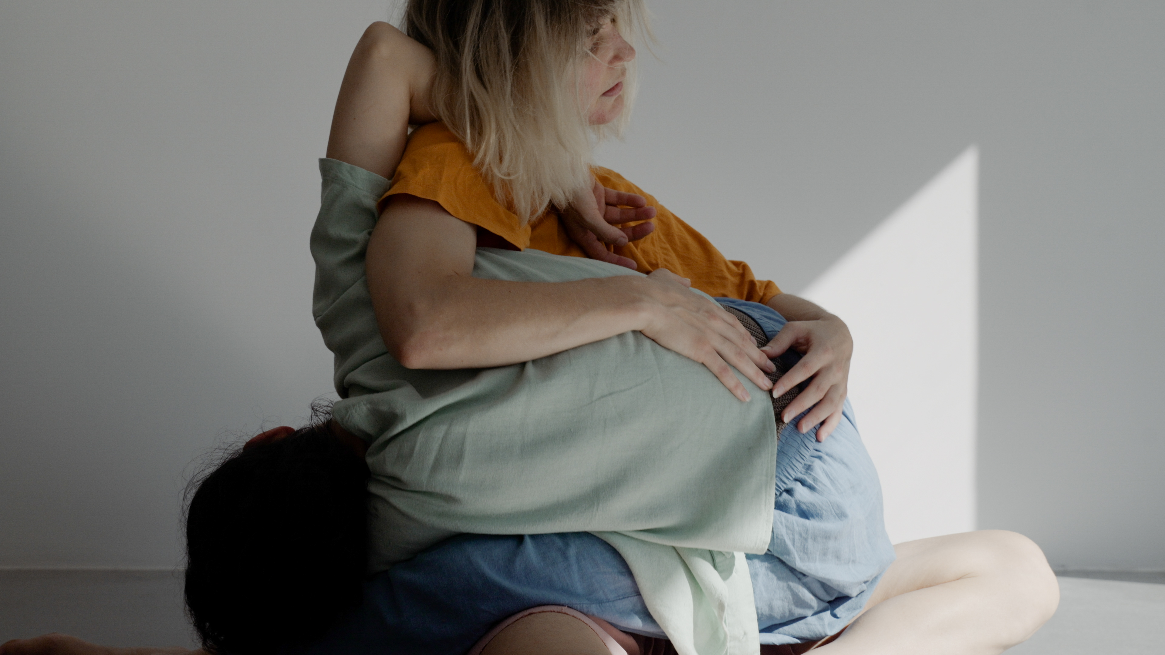 Rituals of tenderness *2: wiegen/liegen (rocking together)